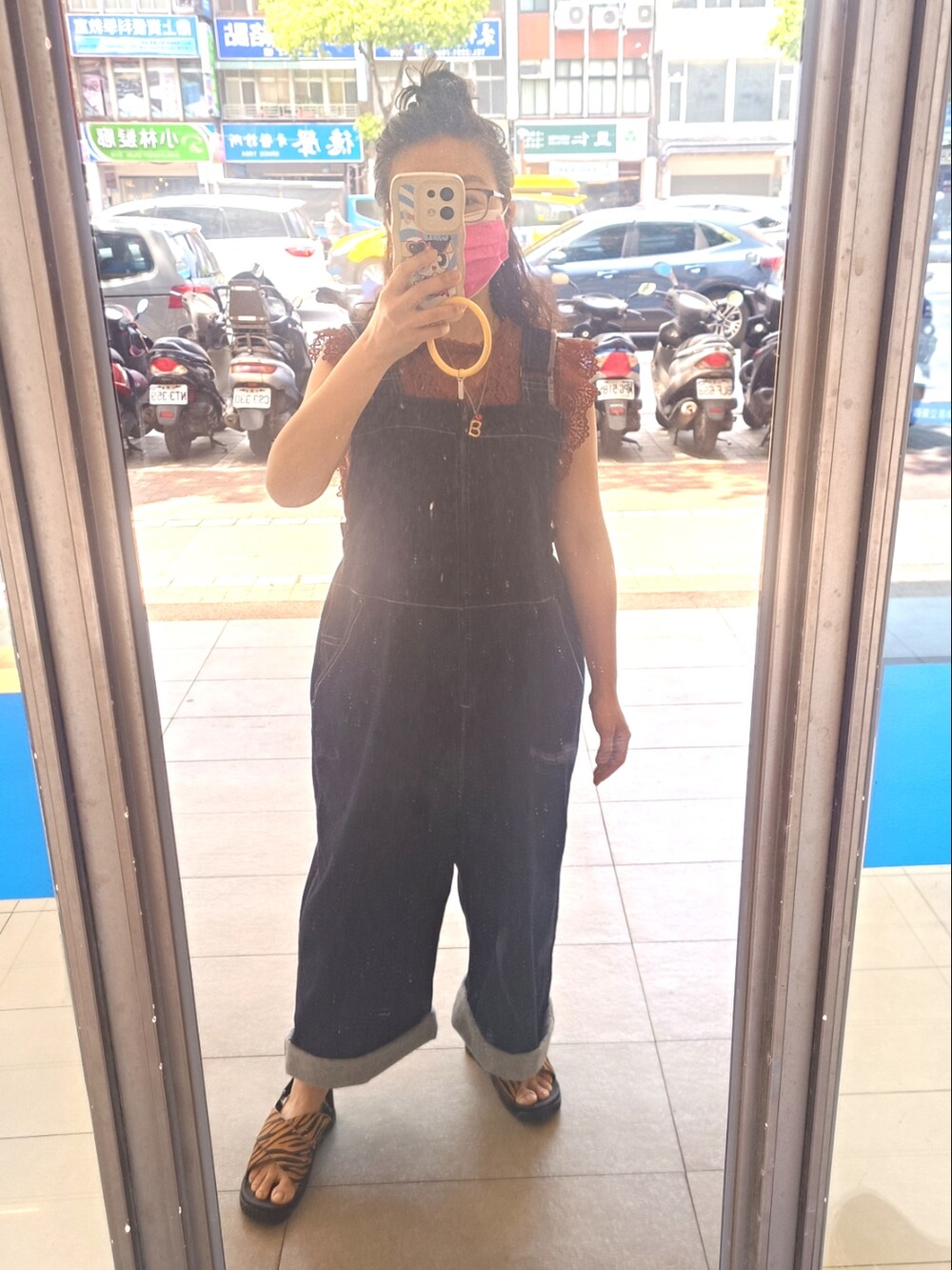 ブラウン系のサンダル、ブルー系のサロペット/オーバーオール、ブラウン系のその他トップスを着用したレディースの春コーディネートの2枚目の写真