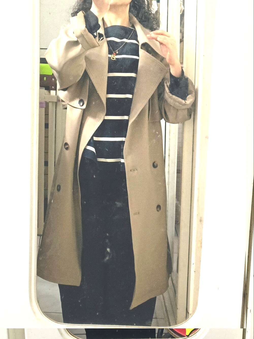 「148cm、148穿搭、ootd、冬、冬服、橫條紋、風衣、風が強い」｜「BASKET FA.PEのアイテム（トレンチコート、ベージュ系）」を使った、Becky Linさん（レディース・148cm）の冬コーディネートの2枚目の写真
