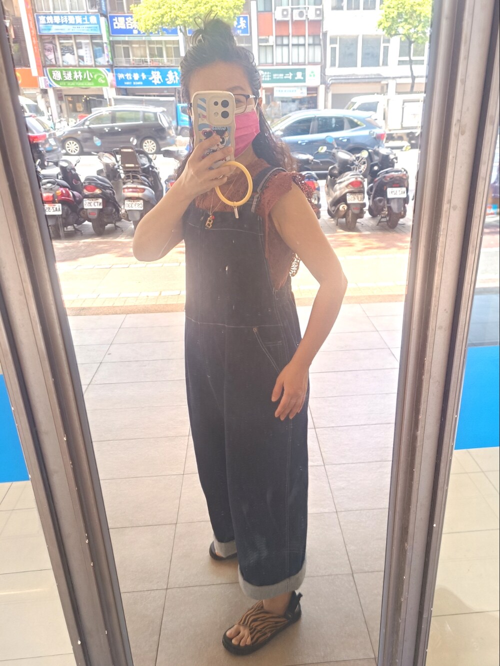 ブラウン系のサンダル、ブルー系のサロペット/オーバーオール、ブラウン系のその他トップスを着用したレディースの春コーディネートの3枚目の写真