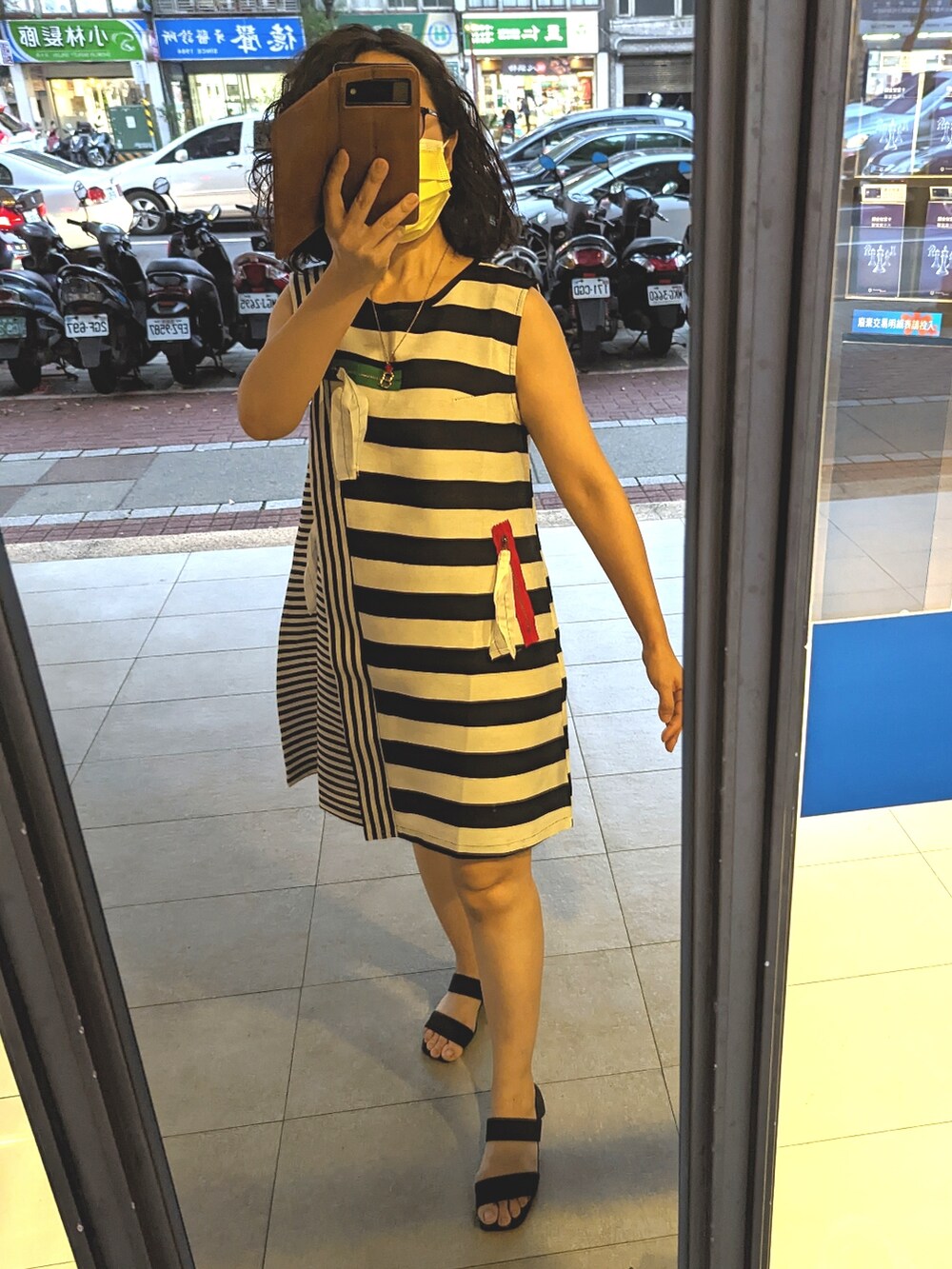 ホワイト系のワンピース、ブラック系のサンダルを着用したレディースの秋コーディネートの2枚目の写真