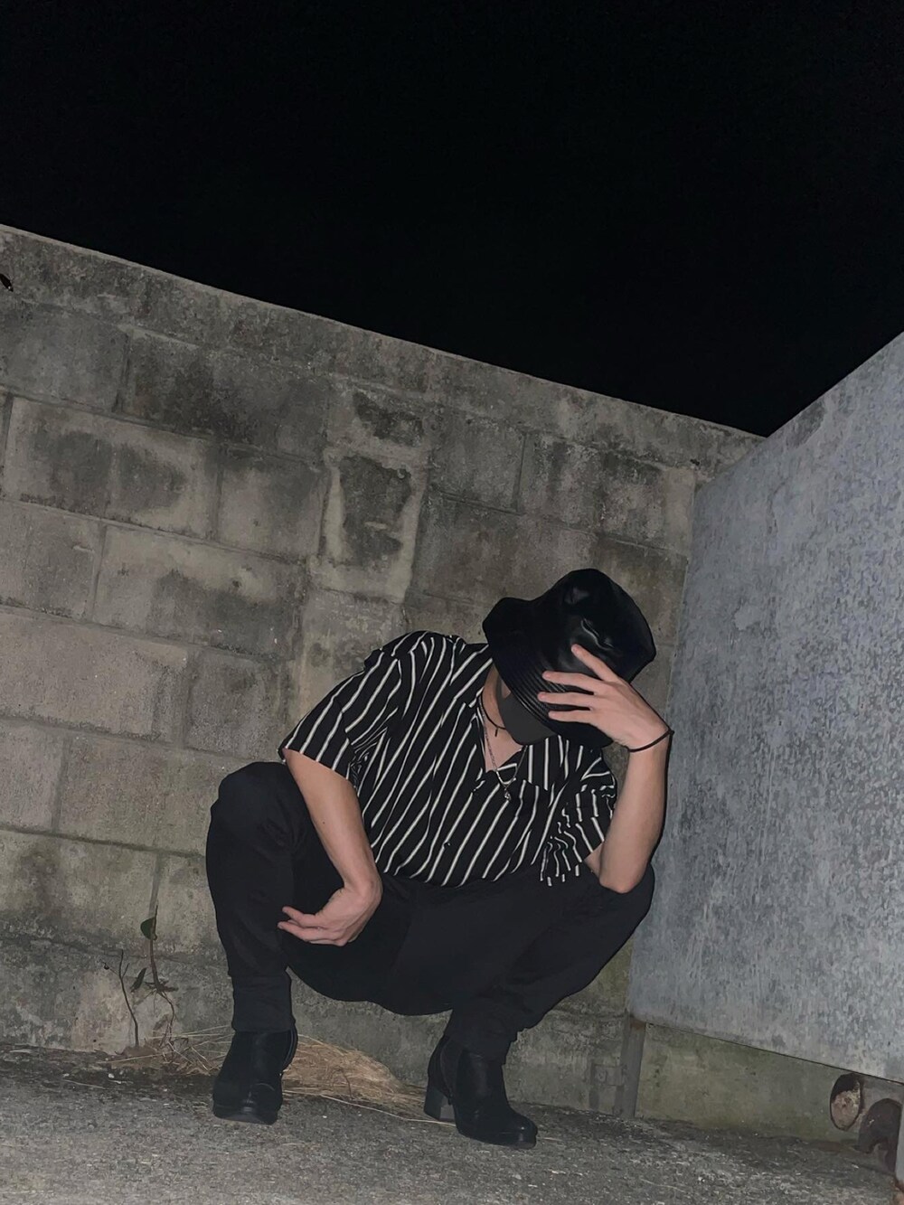 ブラック系のブーツを着用したメンズの夏コーディネートの2枚目の写真