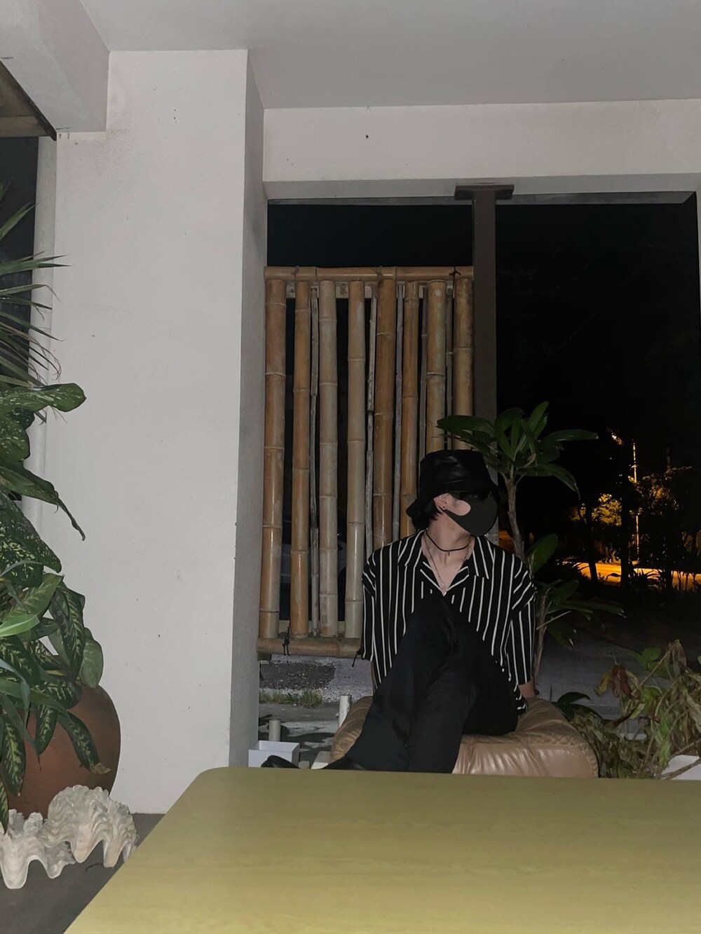 ブラック系のブーツを着用したメンズの夏コーディネートの3枚目の写真