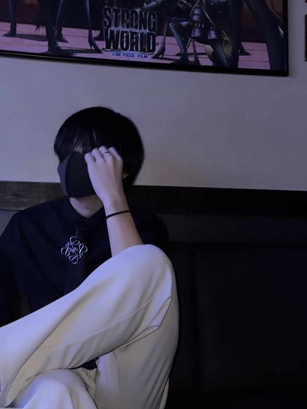 ブラック系のシャツ/ブラウス、ホワイト系のスラックスを着用したメンズの夏コーディネートの2枚目の写真