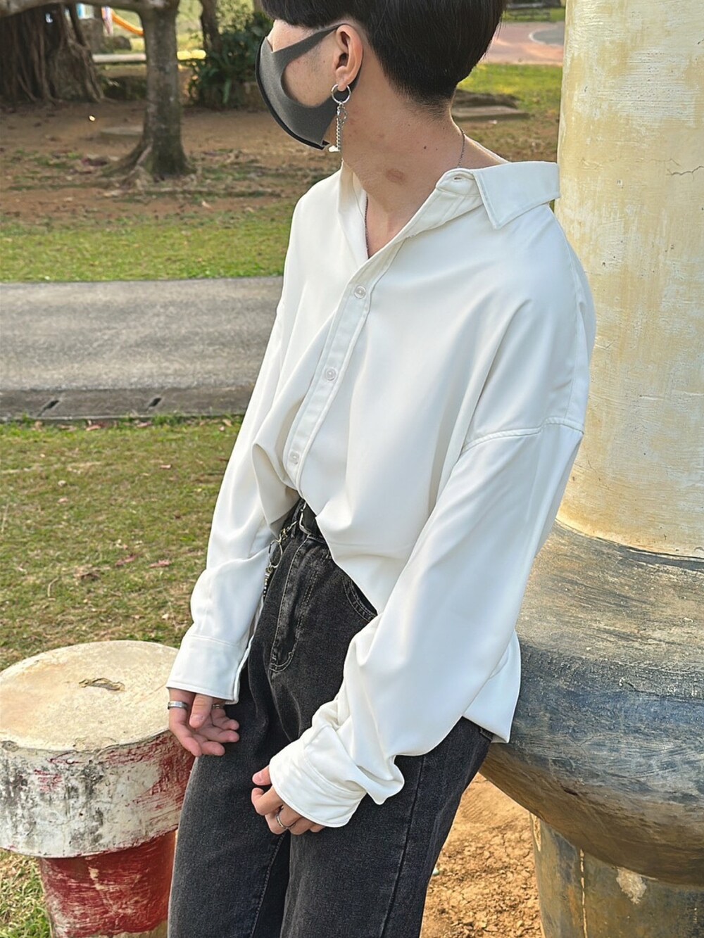 ホワイト系のシャツ/ブラウスを着用したメンズの春コーディネートの2枚目の写真