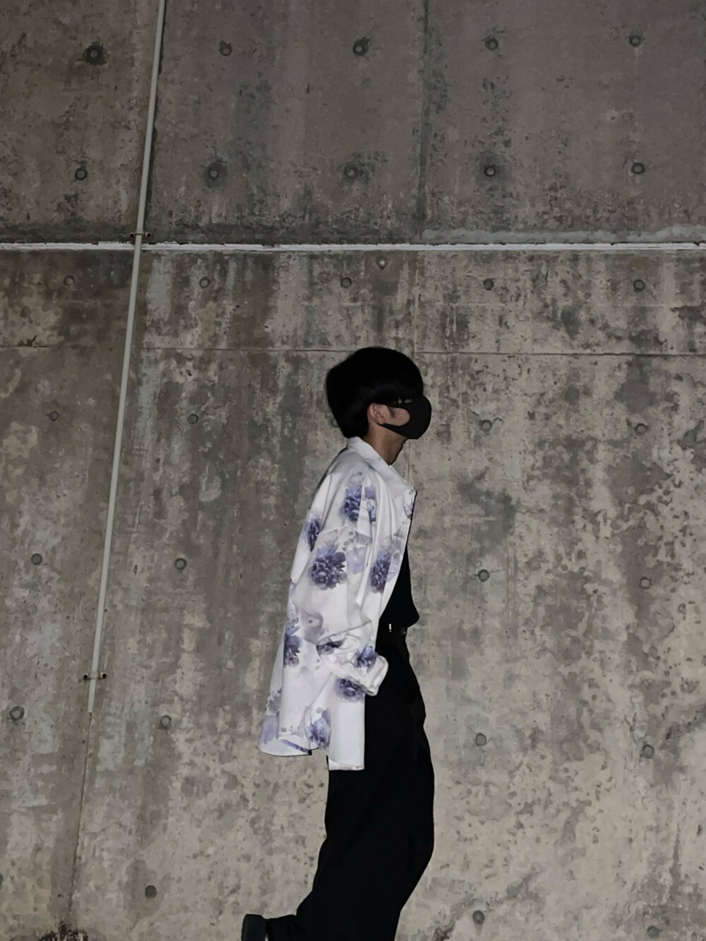 ホワイト系のシャツ/ブラウス、ブラック系のスラックスを着用したメンズの春コーディネートの3枚目の写真