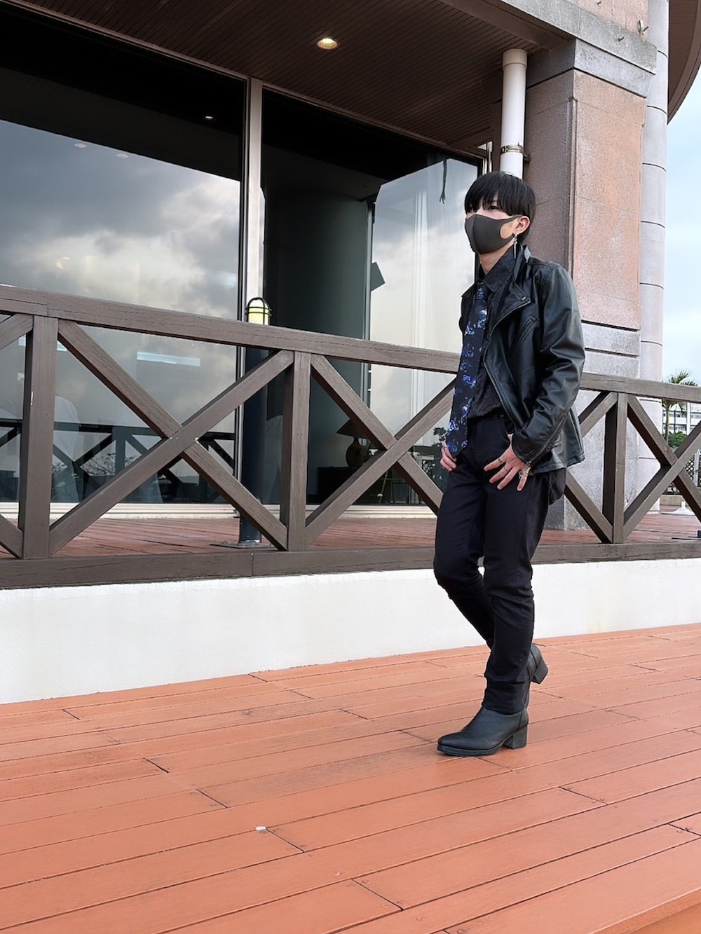 ブラック系のブーツを着用したメンズの春コーディネートの3枚目の写真