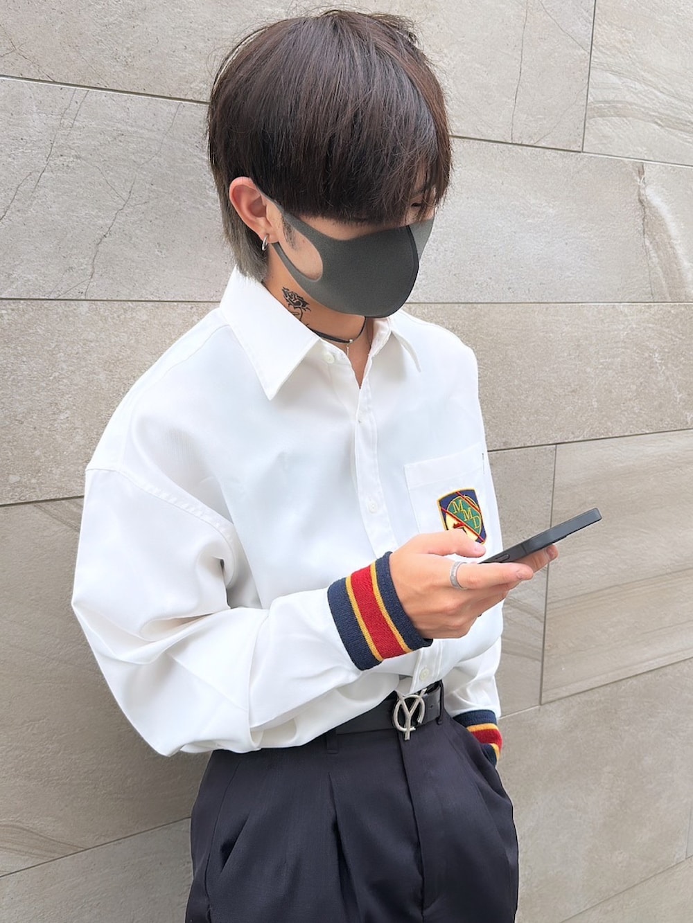 「夏コーデ、モノトーン、シンプル、いいね、save、フォローお願いします🤑、お洒落さんとつながりたい、メンズコーデ、低身長男子、シンプルスタイル、ホワイト、シャツコーデ、韓国ファッション、韓国コーデ、スラックス、ファッションの力を信じよう、インスタフォローしてね！」｜「ROMANTIC CROWNの☆LIMITED 【ROMANTIC CROWN】STRIPED CUFF SHIRT / ロマンティッククラウン ストライプ カフ ライン シャツ（シャツ/ブラウス、ホワイト系）」を使った、月￤라이토さん（メンズ・163cm）の夏コーディネートの2枚目の写真