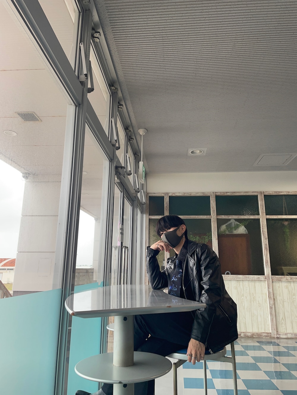 ブラック系のブーツを着用したメンズの春コーディネートの2枚目の写真