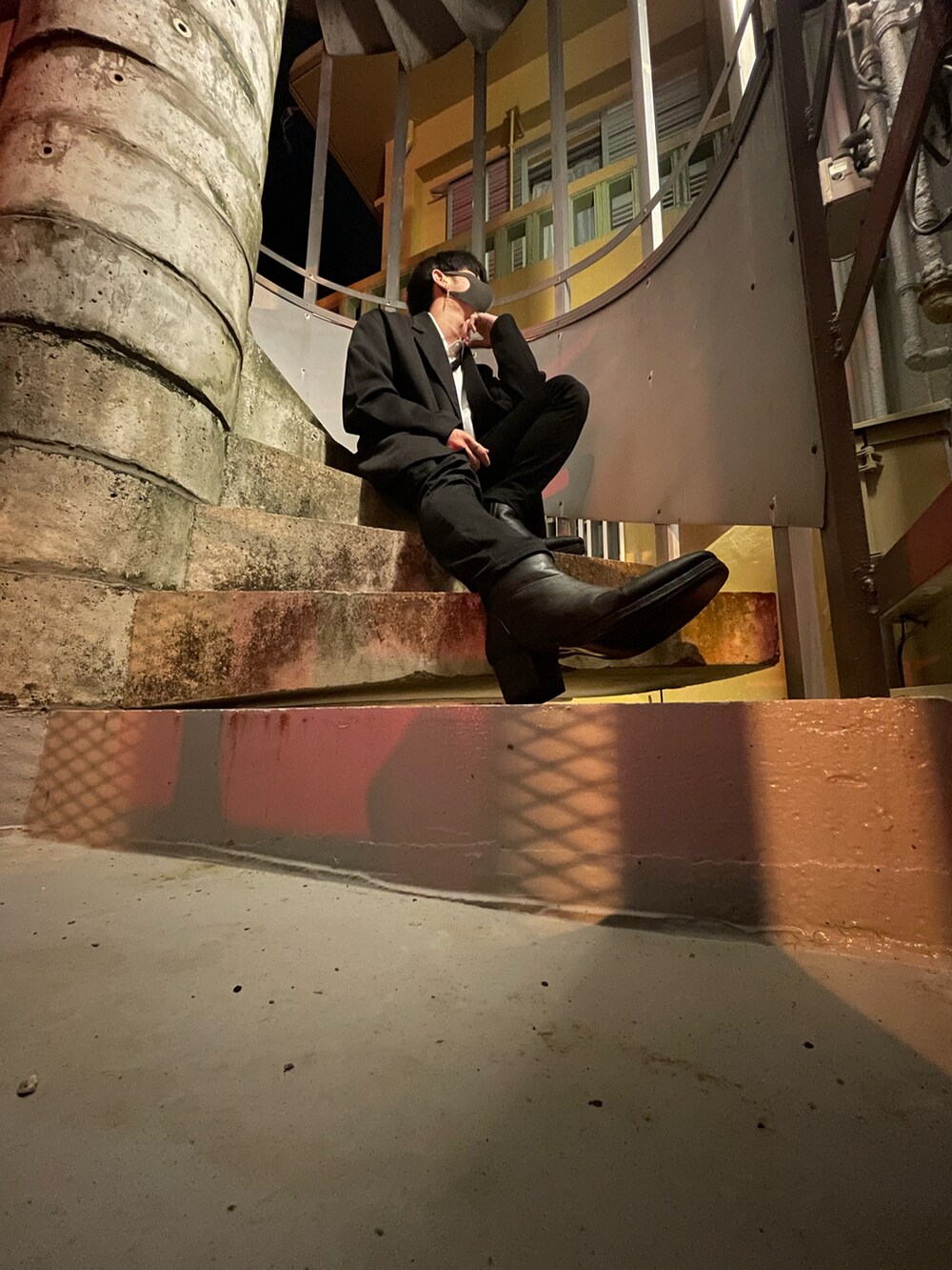 ブラック系のテーラードジャケットを着用したメンズの春コーディネートの2枚目の写真