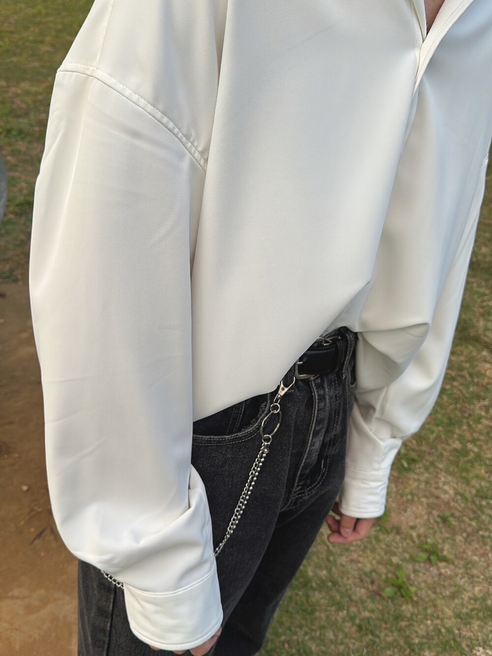 ホワイト系のシャツ/ブラウスを着用したメンズの春コーディネートの3枚目の写真