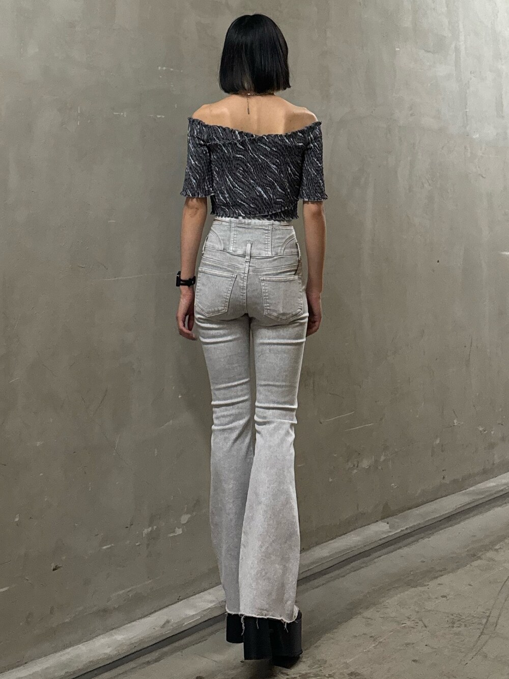 その他のTシャツ/カットソー、グレー系のデニムパンツ、ブラック系のサンダルを着用したレディースの夏コーディネートの3枚目の写真