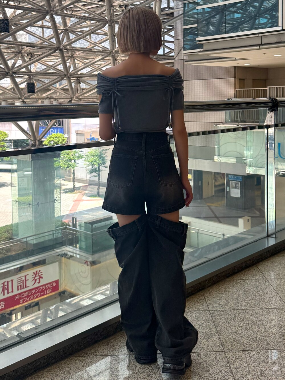 グレー系のTシャツ/カットソー、ブラック系のデニムパンツ、ブラック系のサンダルを着用したレディースの夏コーディネートの3枚目の写真