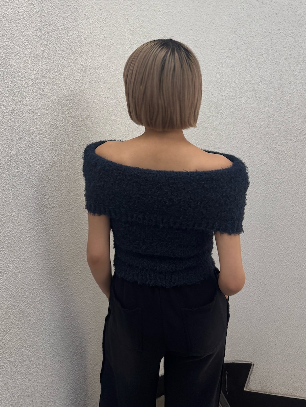 ブルー系のニット/セーター、ブラック系のスウェットパンツ、ブラック系のローファーを着用したレディースの秋コーディネートの5枚目の写真