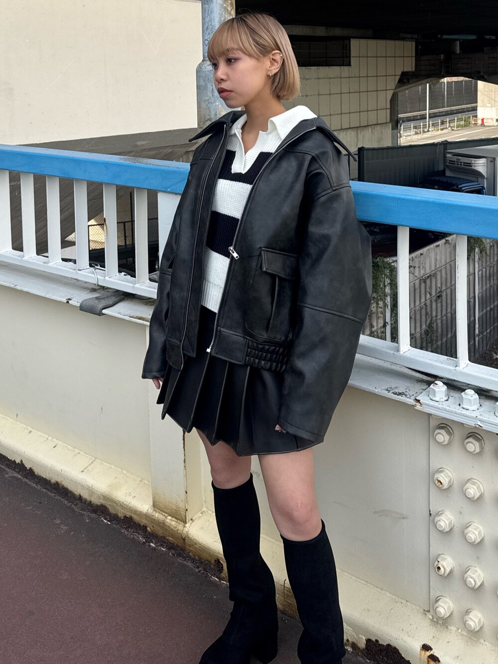 その他のニット/セーター、ブラック系のブルゾン、ブラック系のスカートを着用したレディースの冬コーディネートの4枚目の写真