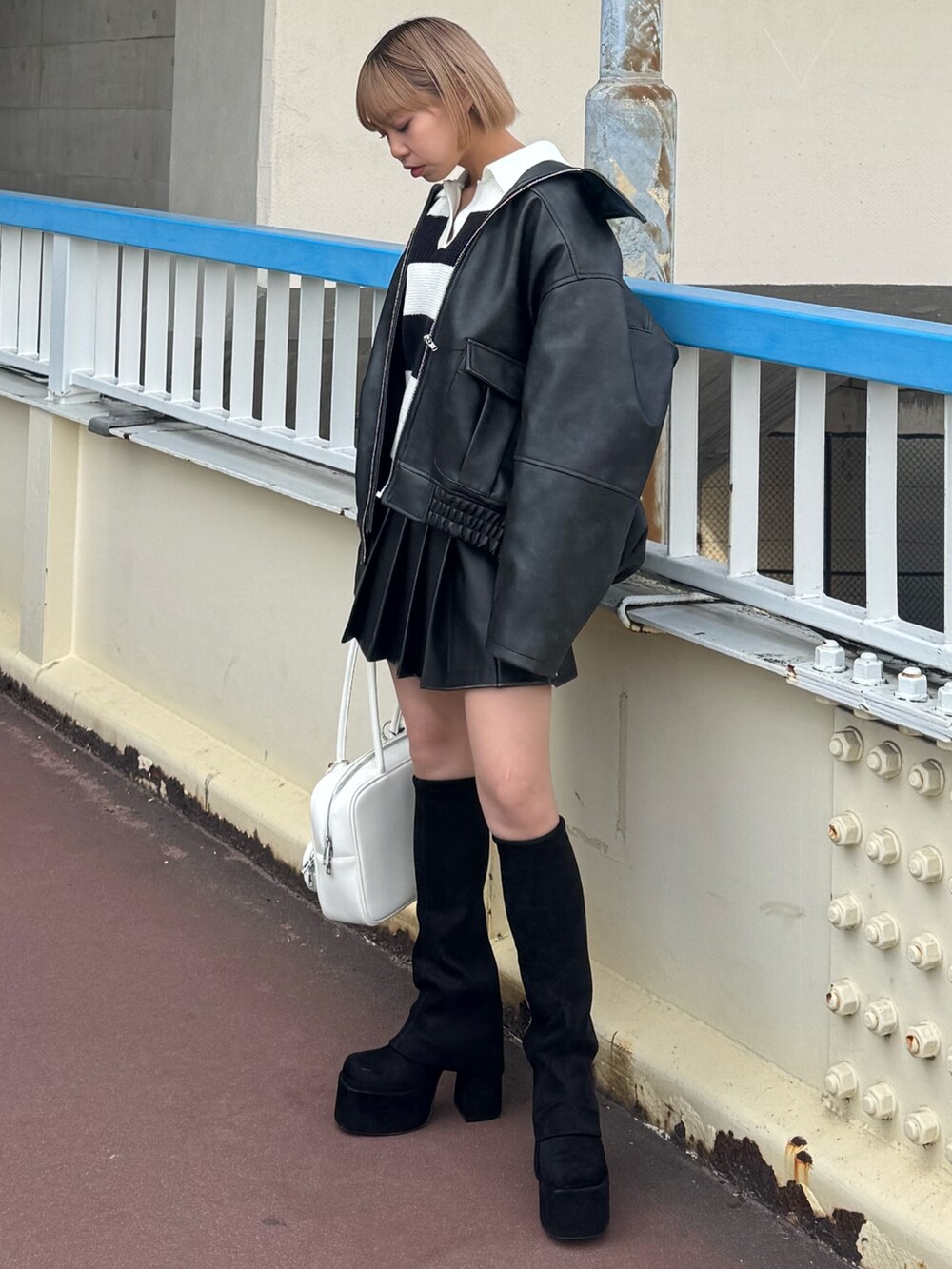 その他のニット/セーター、ブラック系のブルゾン、ブラック系のスカートを着用したレディースの冬コーディネートの2枚目の写真