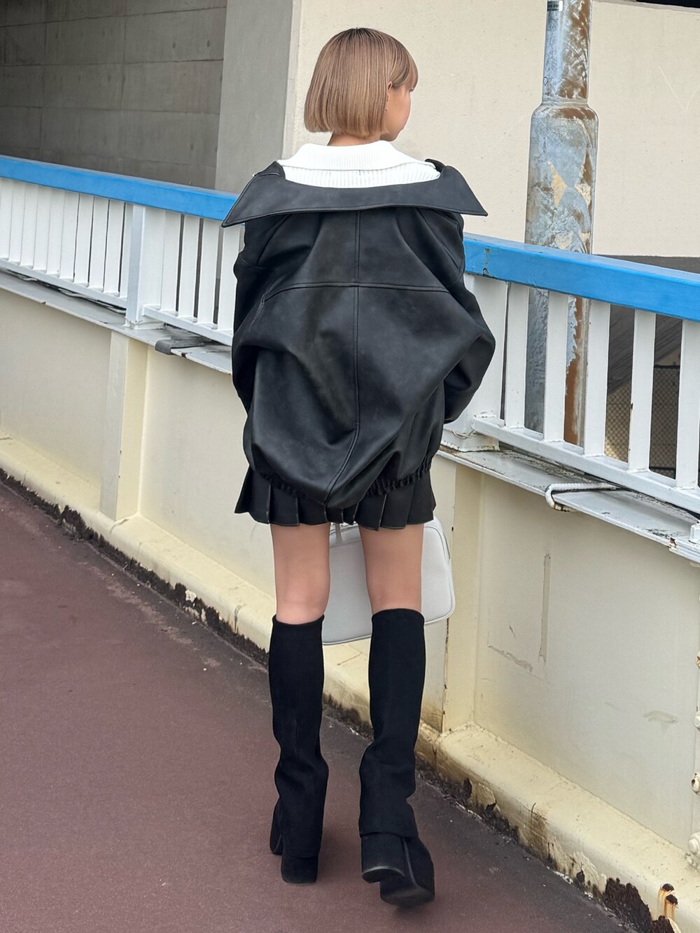 その他のニット/セーター、ブラック系のブルゾン、ブラック系のスカートを着用したレディースの冬コーディネートの3枚目の写真