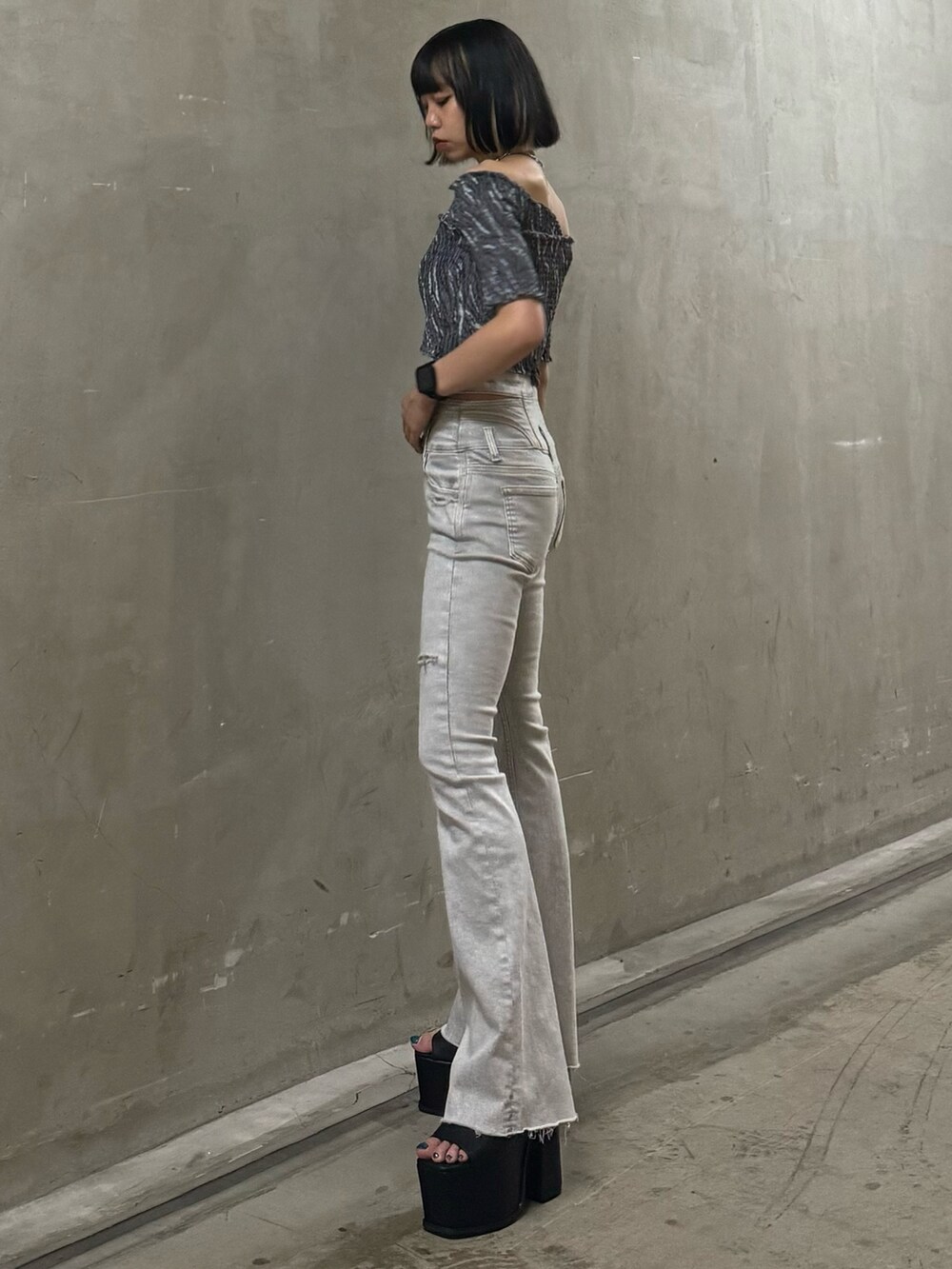 その他のTシャツ/カットソー、グレー系のデニムパンツ、ブラック系のサンダルを着用したレディースの夏コーディネートの2枚目の写真