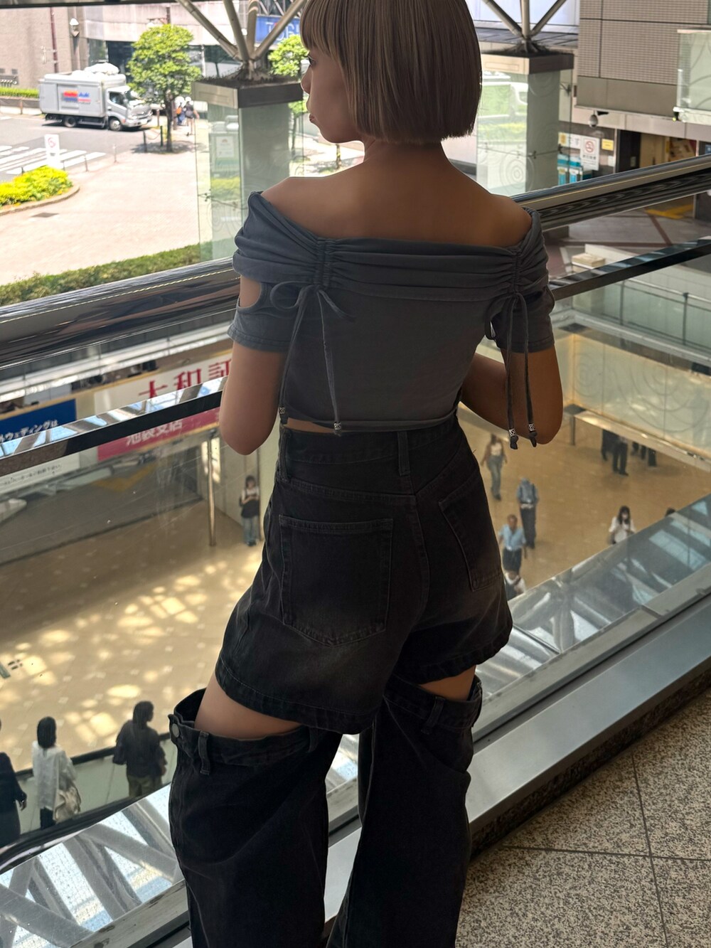 グレー系のTシャツ/カットソー、ブラック系のデニムパンツ、ブラック系のサンダルを着用したレディースの夏コーディネートの4枚目の写真