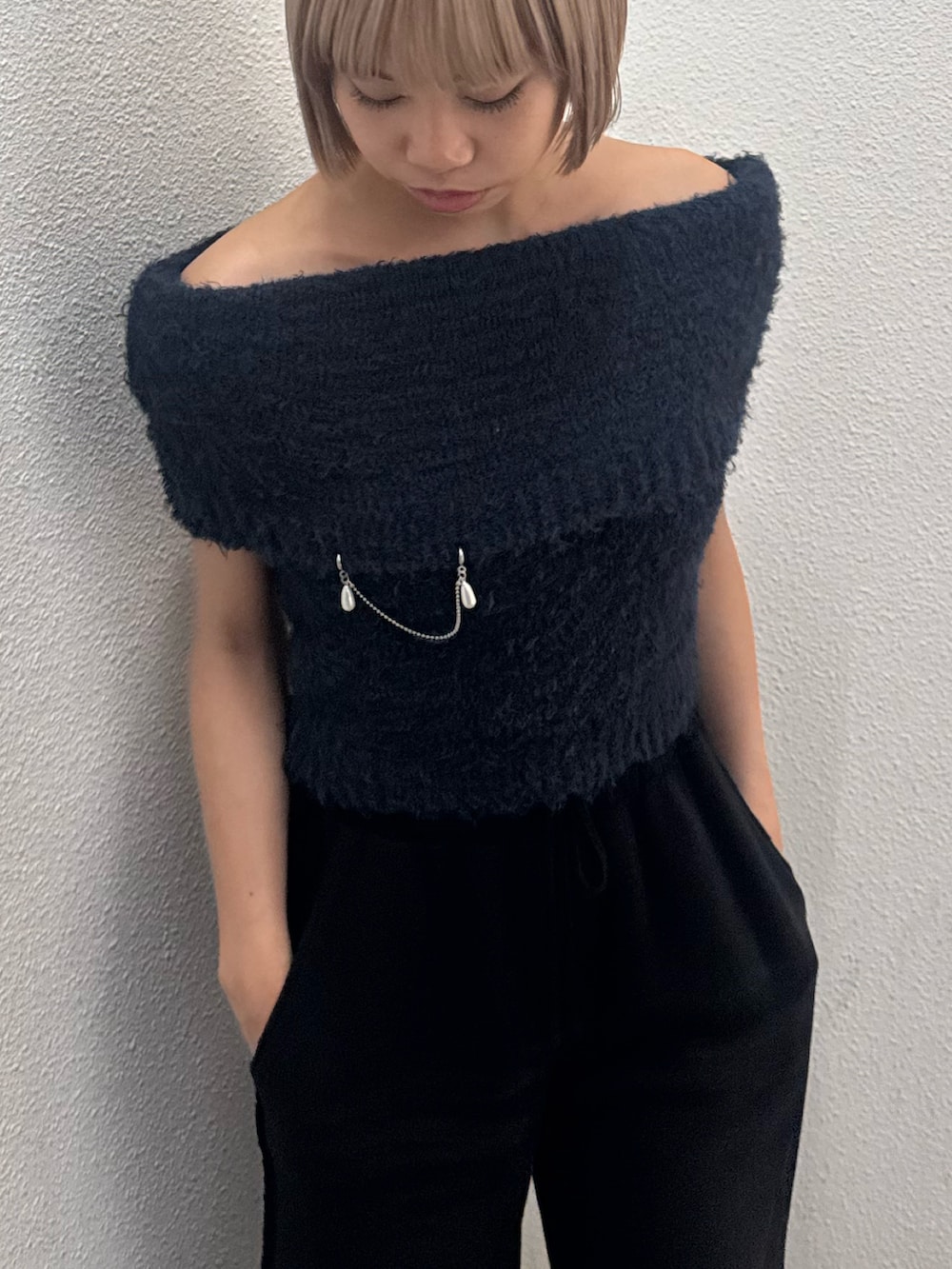 ブルー系のニット/セーター、ブラック系のスウェットパンツ、ブラック系のローファーを着用したレディースの秋コーディネートの4枚目の写真