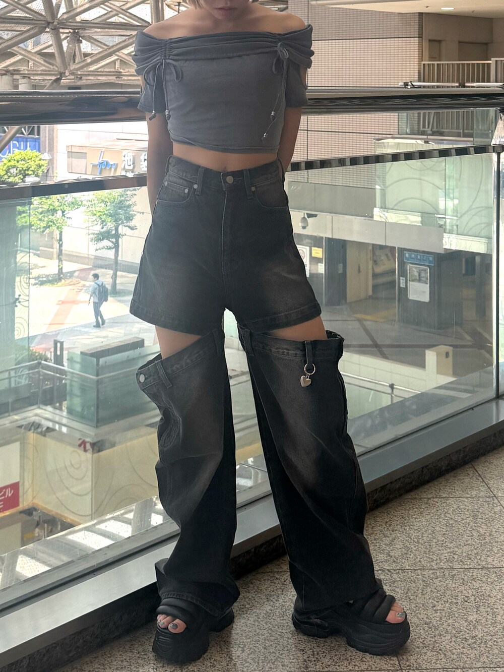 グレー系のTシャツ/カットソー、ブラック系のデニムパンツ、ブラック系のサンダルを着用したレディースの夏コーディネートの5枚目の写真