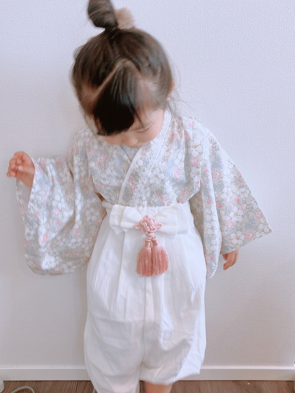 「袴、おんなのこコーデ、2歳5ヶ月、ひなまつりコーデ、お正月コーデ」｜「楽天のアイテム（オールインワン・サロペット、ホワイト系）」を使った、nagiさん（キッズ・90cm）の冬コーディネートの2枚目の写真