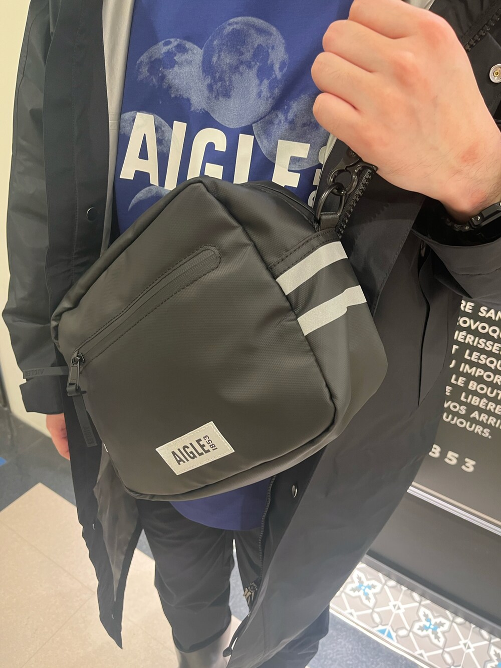 「春コーデ、雨の日コーデ、GORE-TEX、レインブーツ、ラバーブーツ」｜「AIGLEのゴアテックス レイヤーフーデッドジャケット（マウンテンパーカー、ブラック系）」を使った、Yoshiさん（メンズ・181cm）の春コーディネートの5枚目の写真