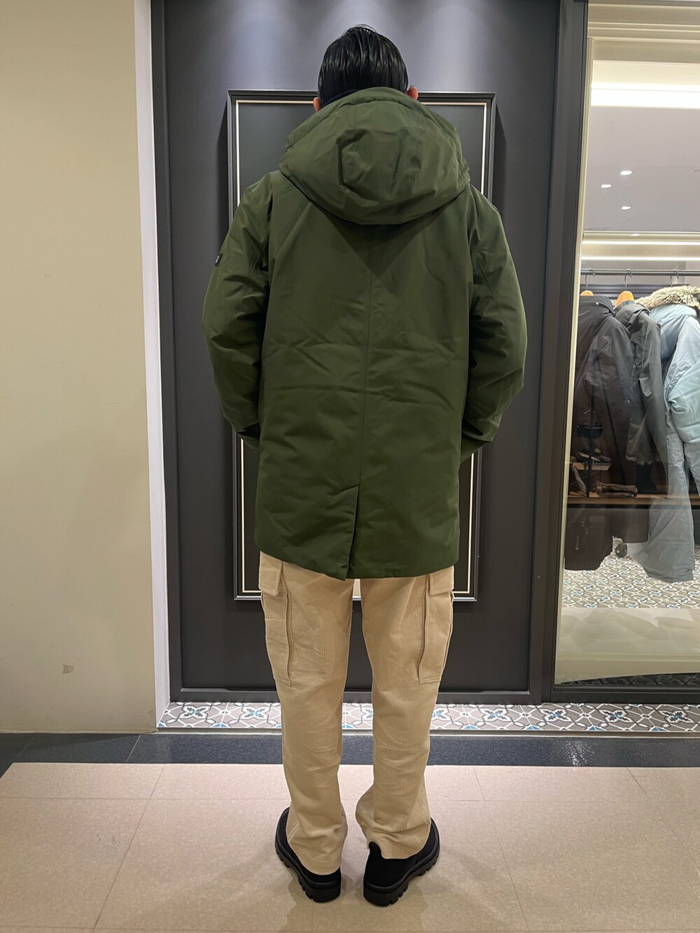 「冬コーデ、メンズコーデ、AIGLE」｜「AIGLEのパデッドバムバッグ（ボディバッグ/ウエストポーチ、レッド系）」を使った、Yoshiさん（メンズ・181cm）の冬コーディネートの3枚目の写真
