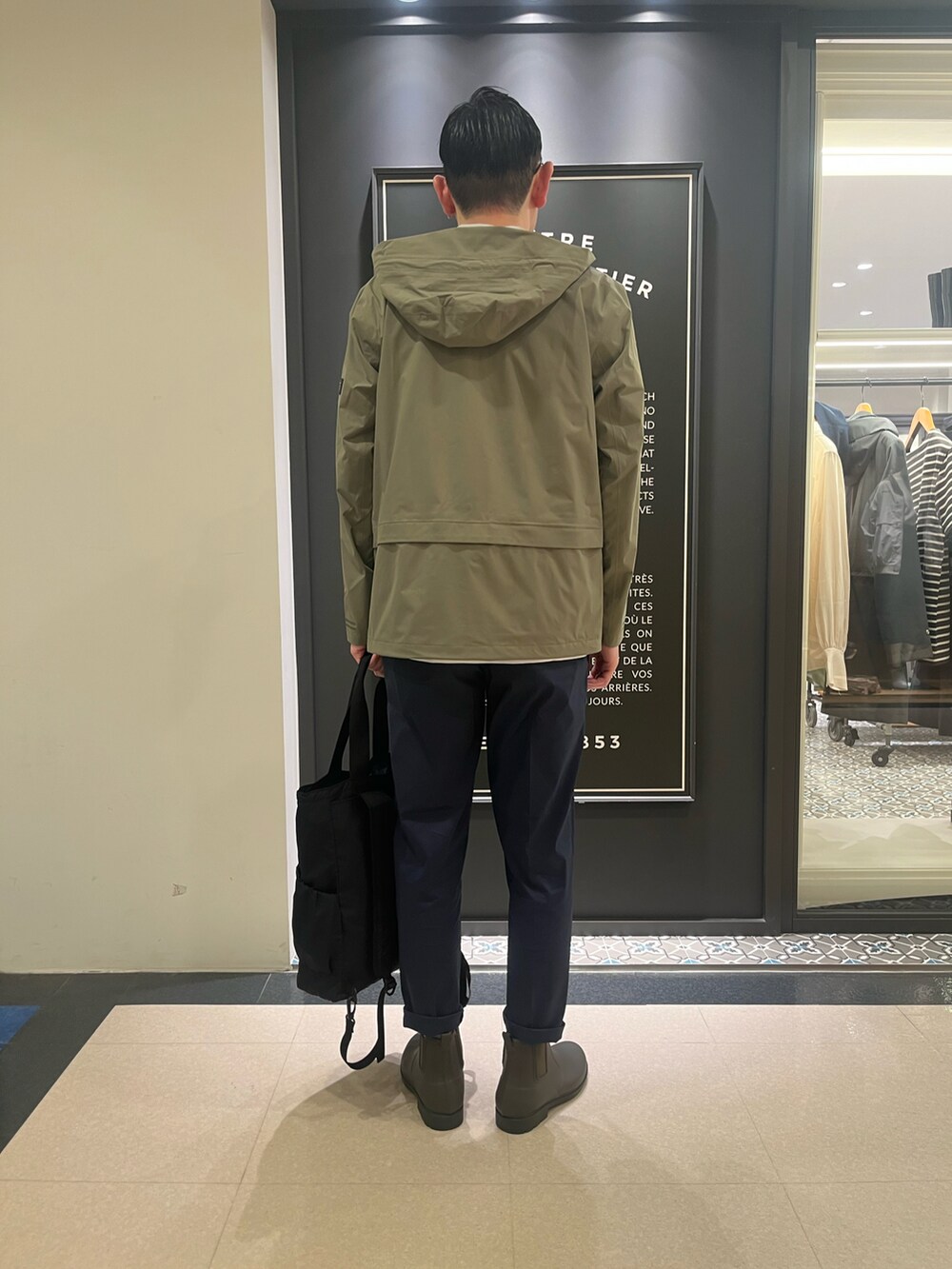 「トートバッグ、春コーデ、雨の日コーデ、大人カジュアル、レインブーツ」｜「AIGLEの透湿防水 フーデッドジャケット（マウンテンパーカー、グリーン系）」を使った、Yoshiさん（メンズ・181cm）の春コーディネートの3枚目の写真