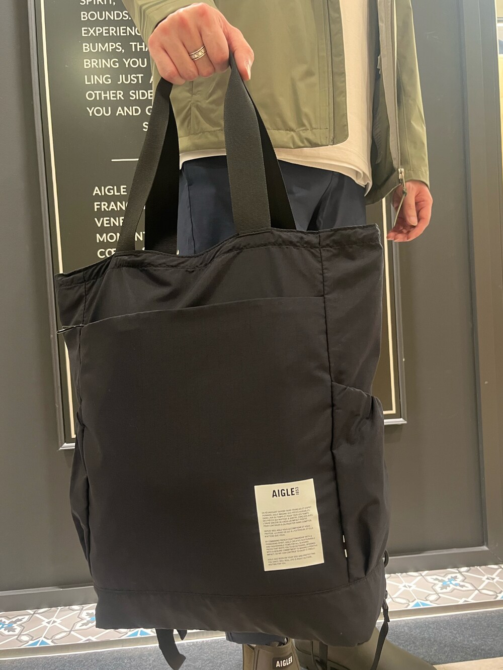 「トートバッグ、春コーデ、雨の日コーデ、大人カジュアル、レインブーツ」｜「AIGLEの透湿防水 フーデッドジャケット（マウンテンパーカー、グリーン系）」を使った、Yoshiさん（メンズ・181cm）の春コーディネートの5枚目の写真