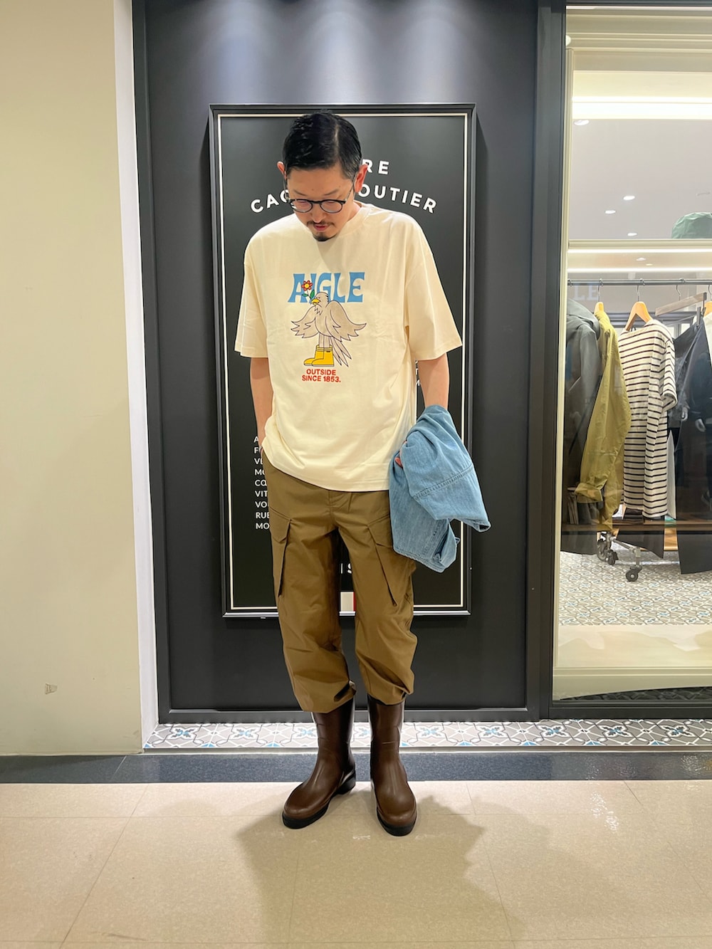 「大人カジュアル、アウトドアスタイル、ラバーブーツ」｜「AIGLEのデニムベスト（ベスト、ブルー系）」を使った、Yoshiさん（メンズ・182cm）の春コーディネートの4枚目の写真