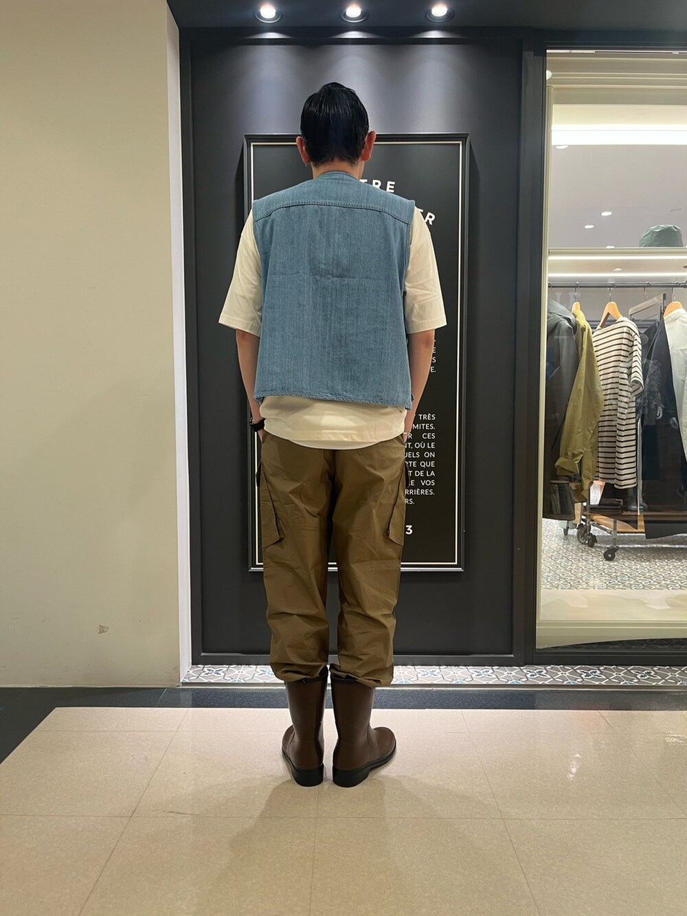 「大人カジュアル、アウトドアスタイル、ラバーブーツ」｜「AIGLEのデニムベスト（ベスト、ブルー系）」を使った、Yoshiさん（メンズ・182cm）の春コーディネートの3枚目の写真