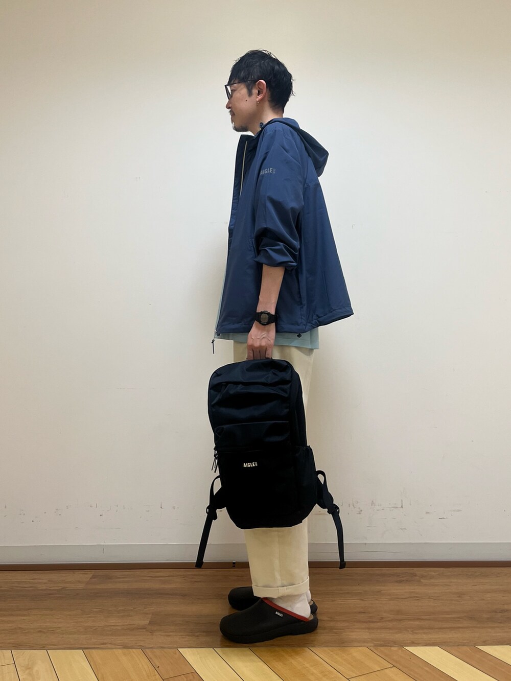 「AIGLEの吸水速乾 グラフィックロゴプリント 半袖Tシャツ（Tシャツ/カットソー、ブルー系）」を使った、Yoshiさん（メンズ・181cm）の春コーディネートの3枚目の写真
