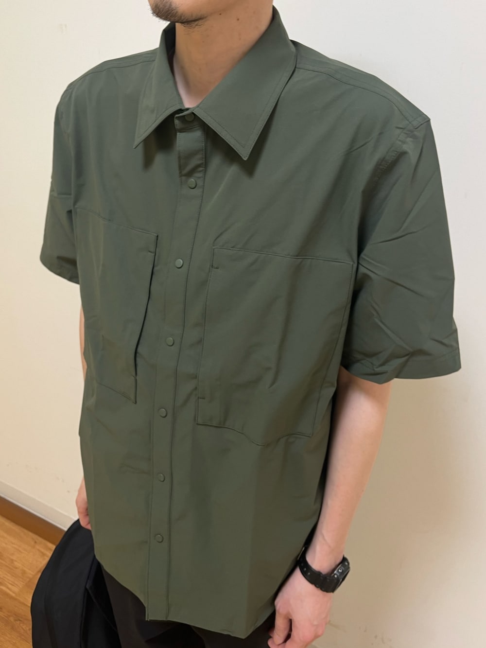 「AIGLEの吸水速乾性 UVカット ショートスリーブシャツ（シャツ/ブラウス、グリーン系）」を使った、Yoshiさん（メンズ・181cm）の夏コーディネートの4枚目の写真