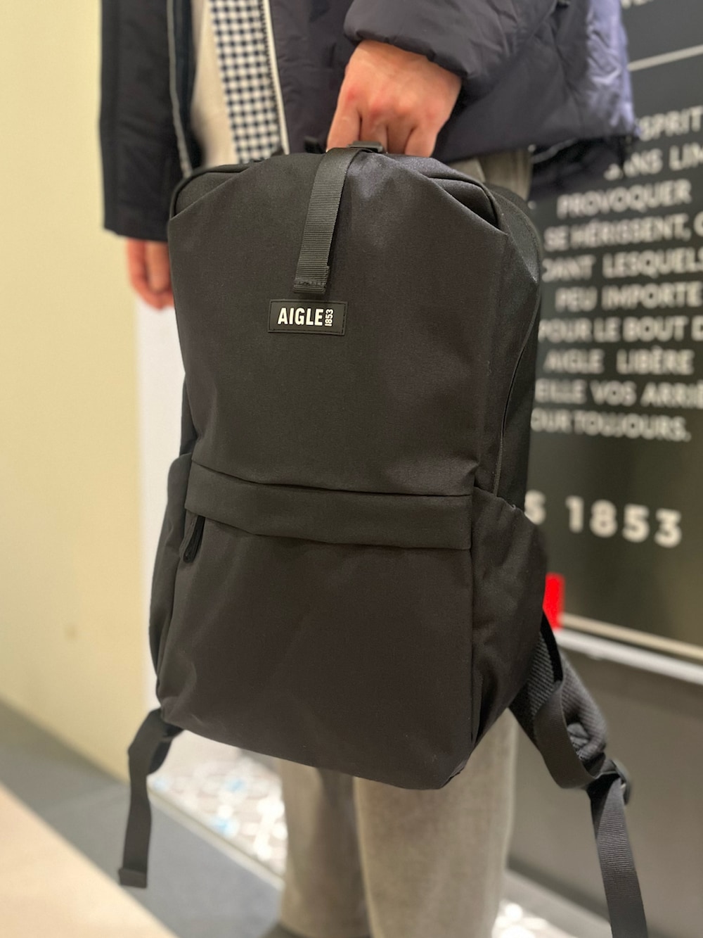 「冬コーデ、メンズコーデ、機能性素材、レインブーツ」｜「AIGLEの撥水 パテッドパーカ ジャケット（ブルゾン、ブルー系）」を使った、Yoshiさん（メンズ・181cm）の冬コーディネートの4枚目の写真