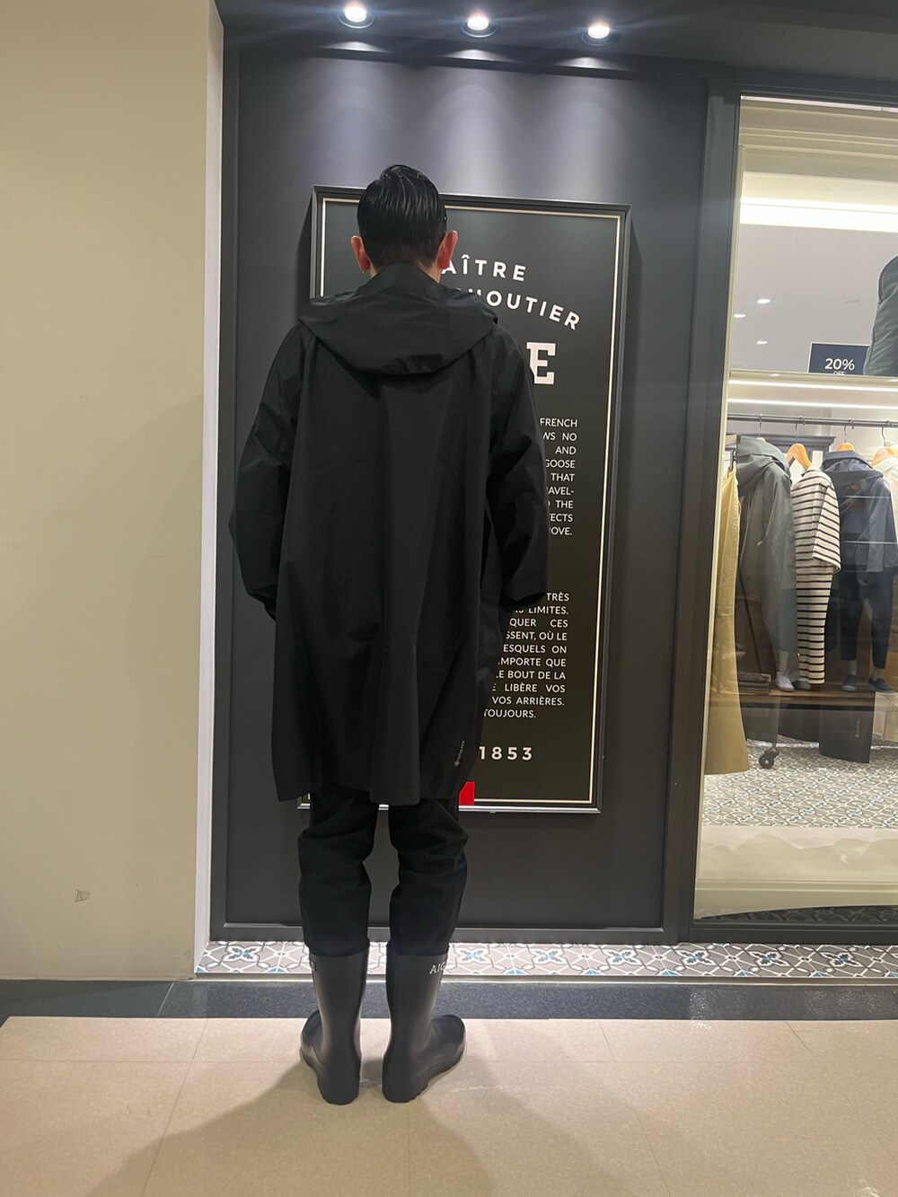 「春コーデ、雨の日コーデ、GORE-TEX、レインブーツ、ラバーブーツ」｜「AIGLEのゴアテックス レイヤーフーデッドジャケット（マウンテンパーカー、ブラック系）」を使った、Yoshiさん（メンズ・181cm）の春コーディネートの3枚目の写真