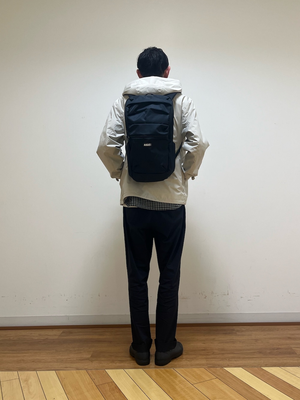 「AIGLEのGORE-TEX ゴアテックス 防水 防風 透湿 フーデッドジャケット / フード取り外し可（マウンテンパーカー、ホワイト系）」を使った、Yoshiさん（メンズ・181cm）の春コーディネートの4枚目の写真
