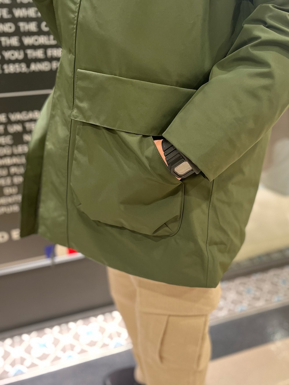 「冬コーデ、メンズコーデ、AIGLE」｜「AIGLEのパデッドバムバッグ（ボディバッグ/ウエストポーチ、レッド系）」を使った、Yoshiさん（メンズ・181cm）の冬コーディネートの5枚目の写真