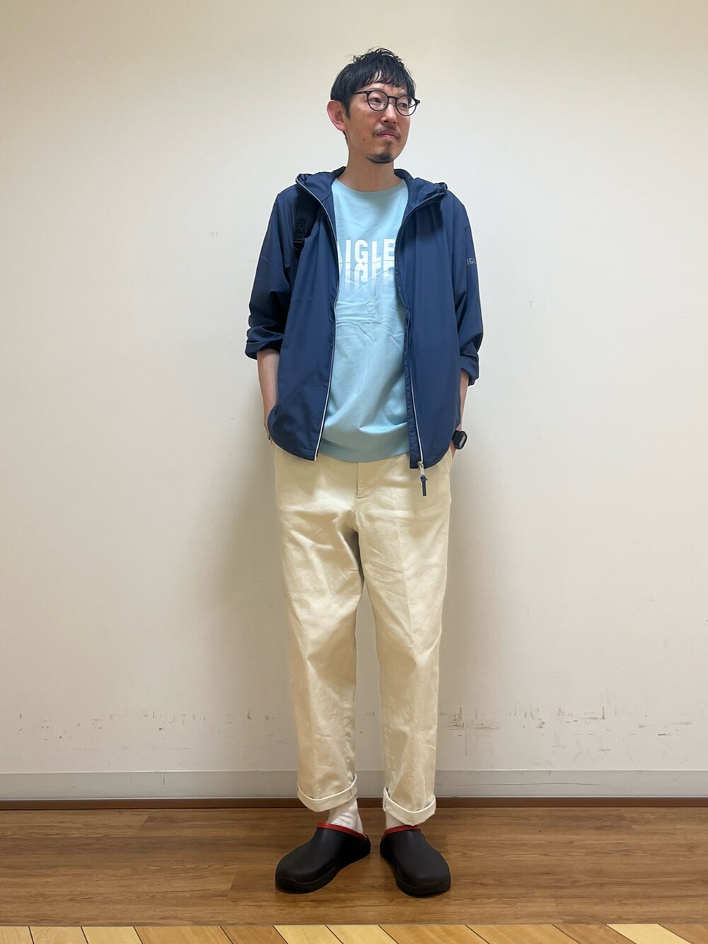「AIGLEの吸水速乾 グラフィックロゴプリント 半袖Tシャツ（Tシャツ/カットソー、ブルー系）」を使った、Yoshiさん（メンズ・181cm）の春コーディネートの2枚目の写真
