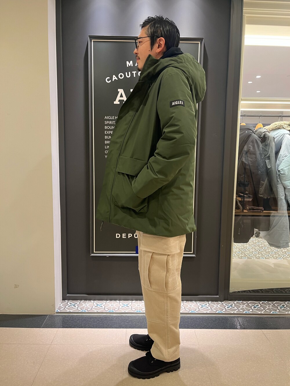 「冬コーデ、メンズコーデ、AIGLE」｜「AIGLEのパデッドバムバッグ（ボディバッグ/ウエストポーチ、レッド系）」を使った、Yoshiさん（メンズ・181cm）の冬コーディネートの2枚目の写真
