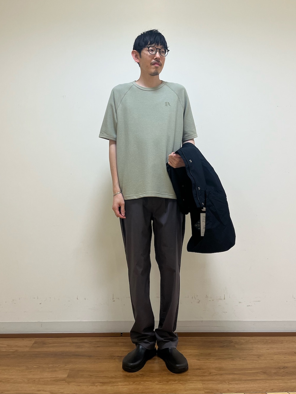「AIGLEのUVカット 吸水速乾 ラグランスリーブ ワンポイント刺繍ロゴ ワッフル半袖ニットTシャツ（Tシャツ/カットソー、グリーン系）」を使った、Yoshiさん（メンズ・181cm）の秋コーディネートの5枚目の写真
