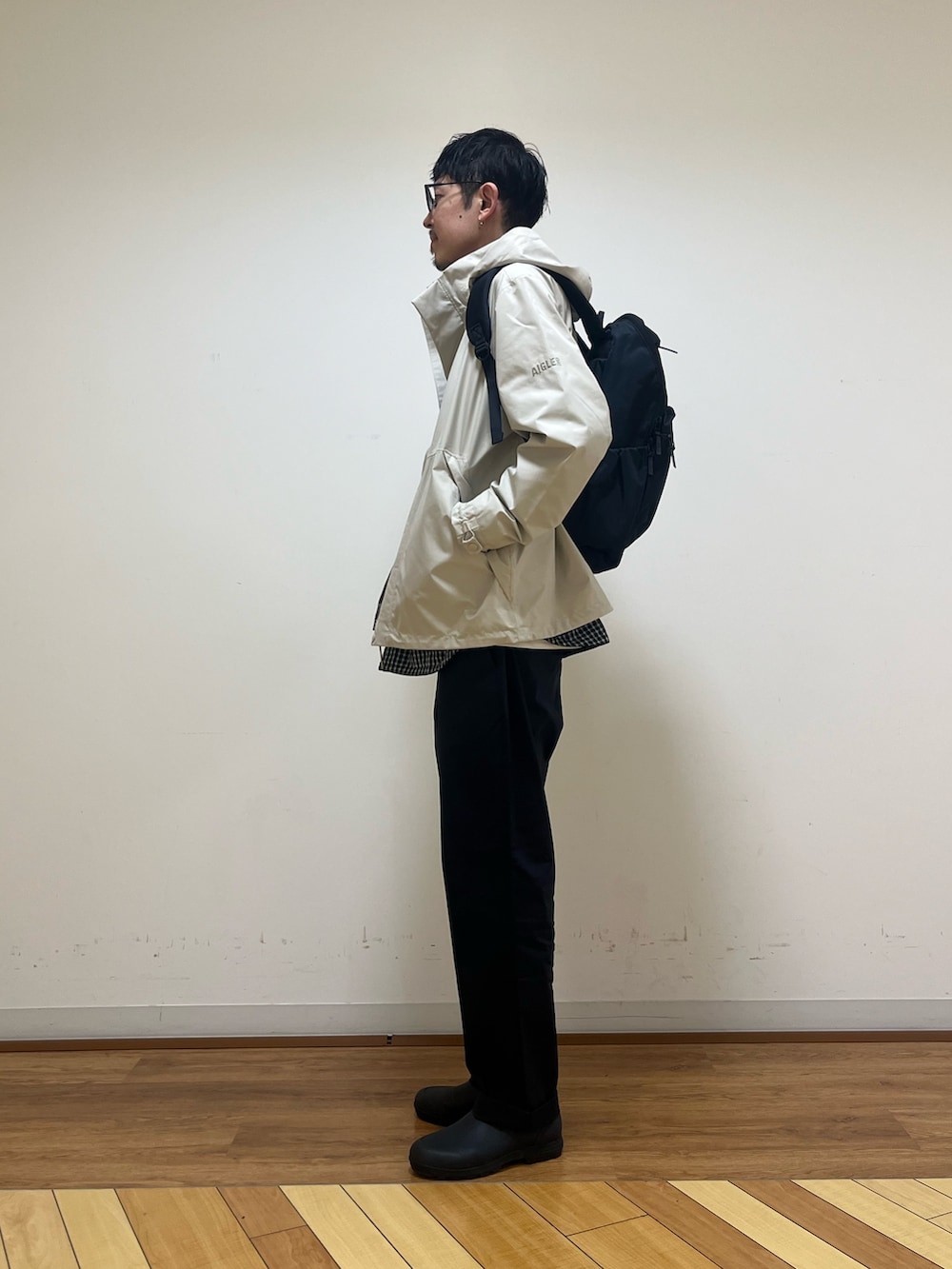 「AIGLEのGORE-TEX ゴアテックス 防水 防風 透湿 フーデッドジャケット / フード取り外し可（マウンテンパーカー、ホワイト系）」を使った、Yoshiさん（メンズ・181cm）の春コーディネートの3枚目の写真