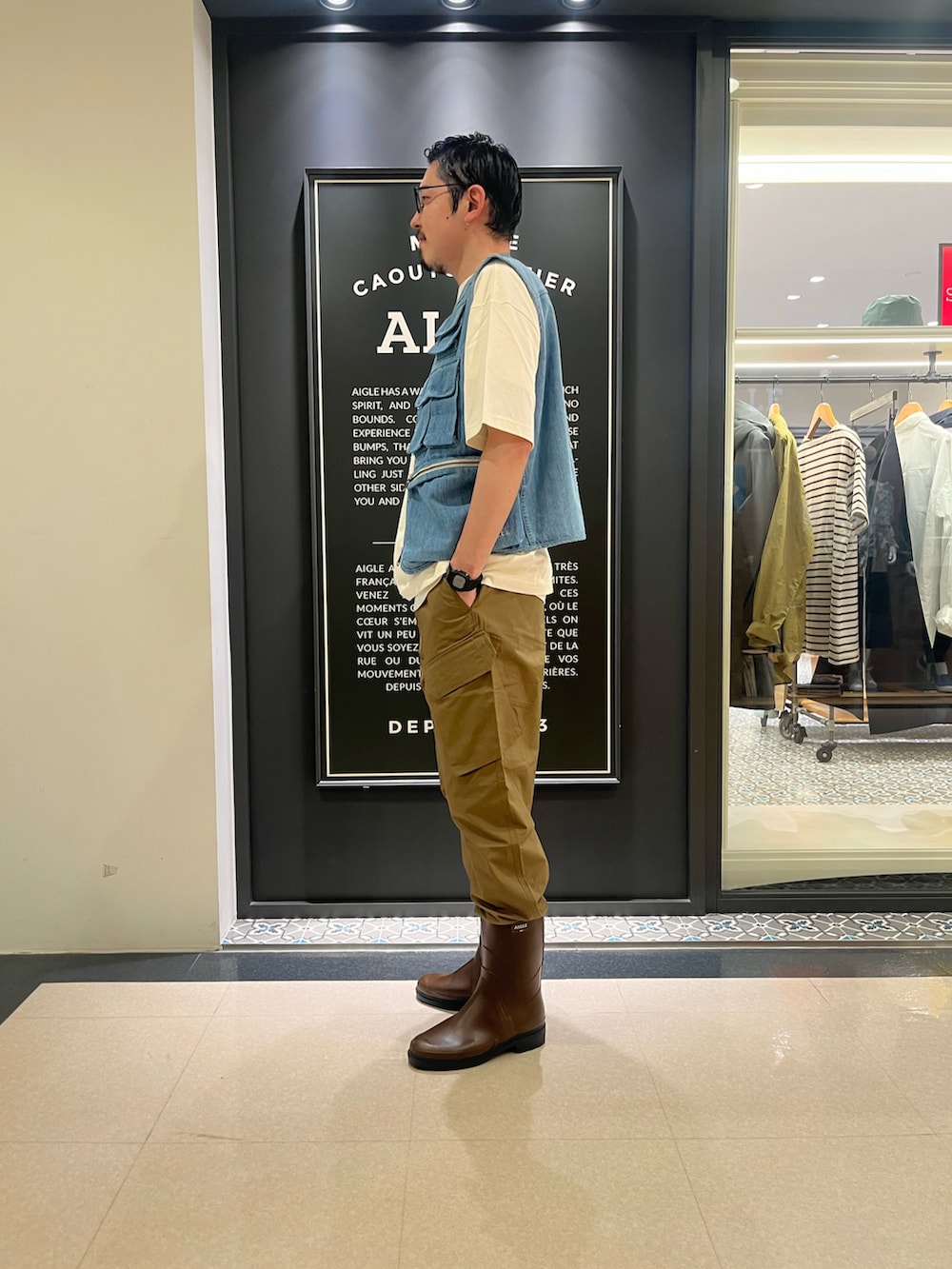 「大人カジュアル、アウトドアスタイル、ラバーブーツ」｜「AIGLEのデニムベスト（ベスト、ブルー系）」を使った、Yoshiさん（メンズ・182cm）の春コーディネートの2枚目の写真