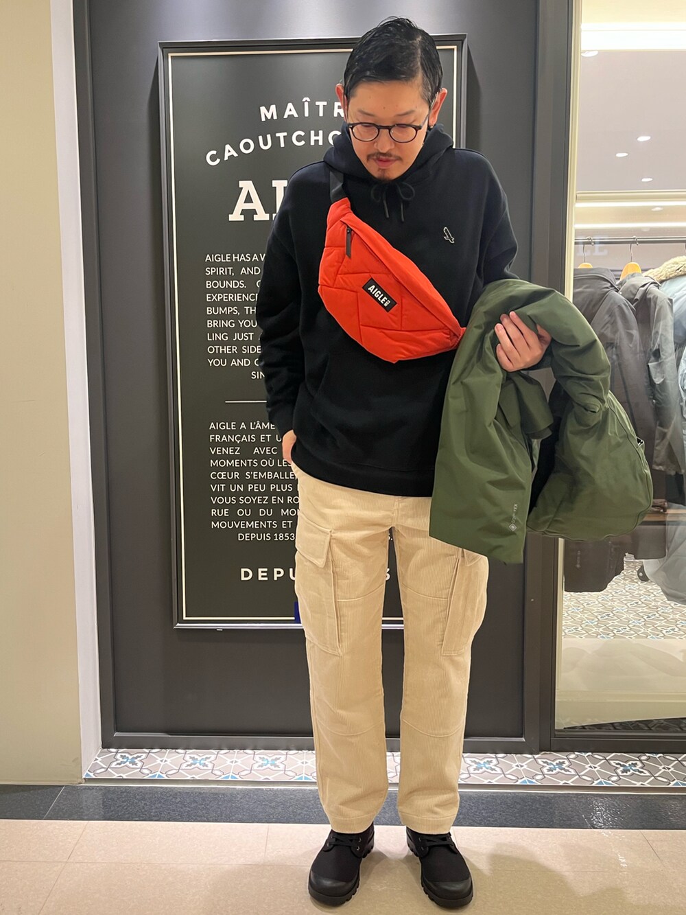 「冬コーデ、メンズコーデ、AIGLE」｜「AIGLEのパデッドバムバッグ（ボディバッグ/ウエストポーチ、レッド系）」を使った、Yoshiさん（メンズ・181cm）の冬コーディネートの4枚目の写真