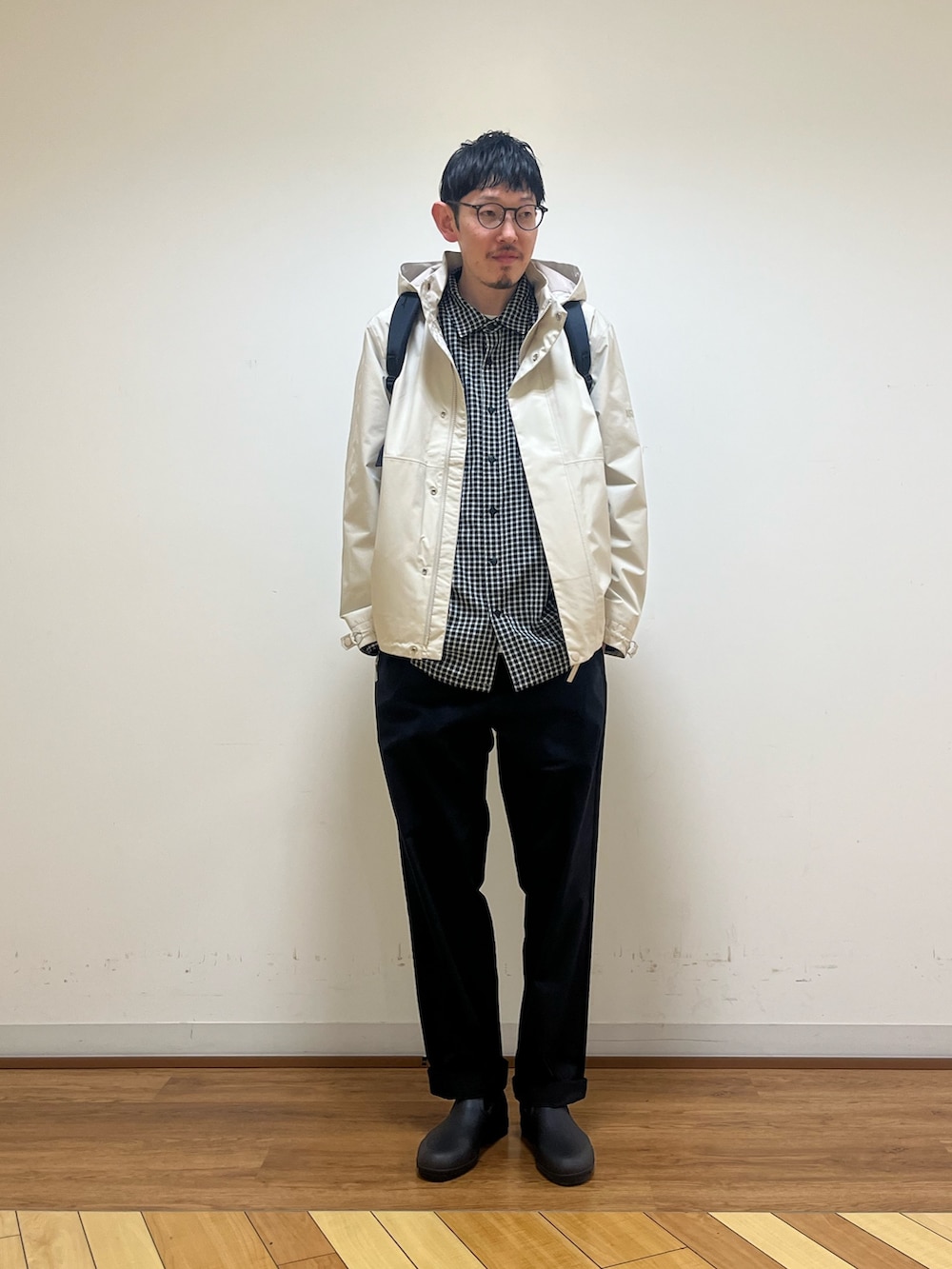 「AIGLEのGORE-TEX ゴアテックス 防水 防風 透湿 フーデッドジャケット / フード取り外し可（マウンテンパーカー、ホワイト系）」を使った、Yoshiさん（メンズ・181cm）の春コーディネートの2枚目の写真
