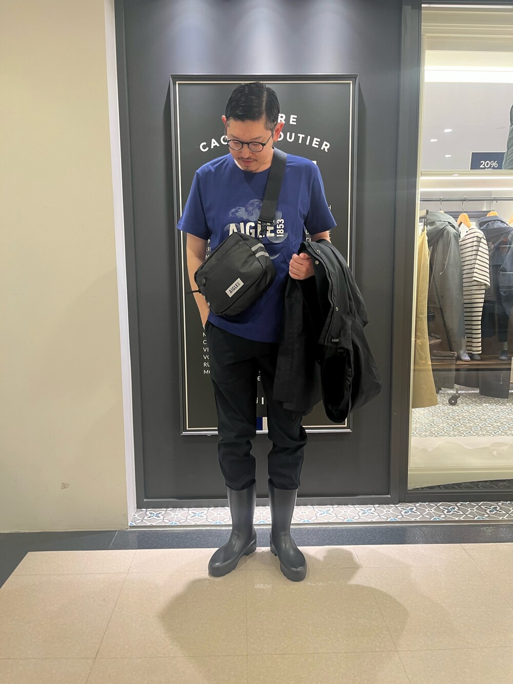 「春コーデ、雨の日コーデ、GORE-TEX、レインブーツ、ラバーブーツ」｜「AIGLEのゴアテックス レイヤーフーデッドジャケット（マウンテンパーカー、ブラック系）」を使った、Yoshiさん（メンズ・181cm）の春コーディネートの4枚目の写真
