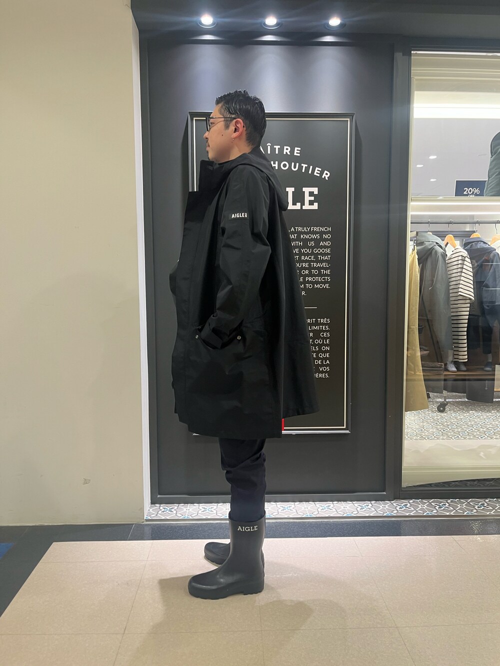 「春コーデ、雨の日コーデ、GORE-TEX、レインブーツ、ラバーブーツ」｜「AIGLEのゴアテックス レイヤーフーデッドジャケット（マウンテンパーカー、ブラック系）」を使った、Yoshiさん（メンズ・181cm）の春コーディネートの2枚目の写真