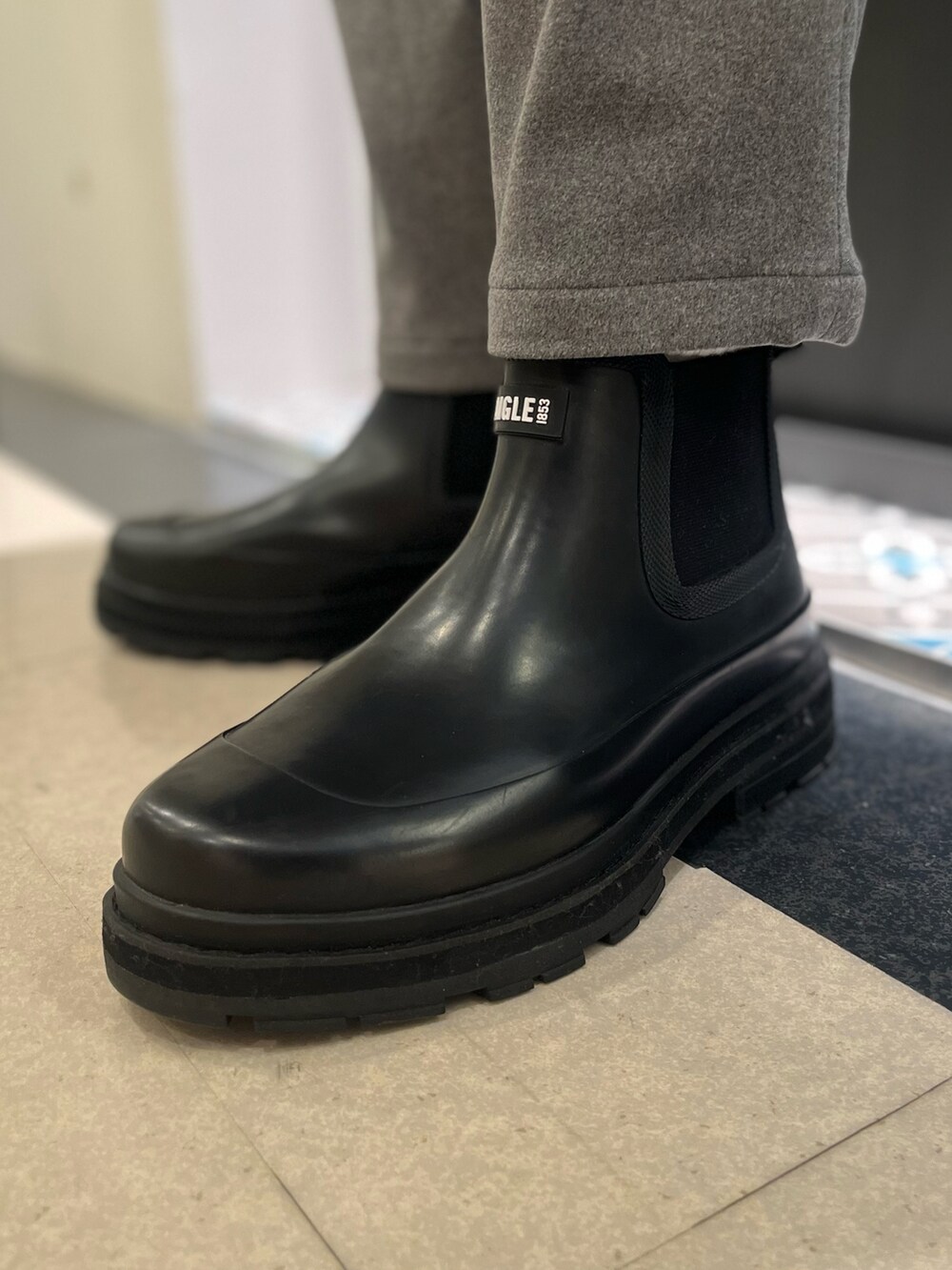 「冬コーデ、メンズコーデ、機能性素材、レインブーツ」｜「AIGLEの撥水 パテッドパーカ ジャケット（ブルゾン、ブルー系）」を使った、Yoshiさん（メンズ・181cm）の冬コーディネートの5枚目の写真