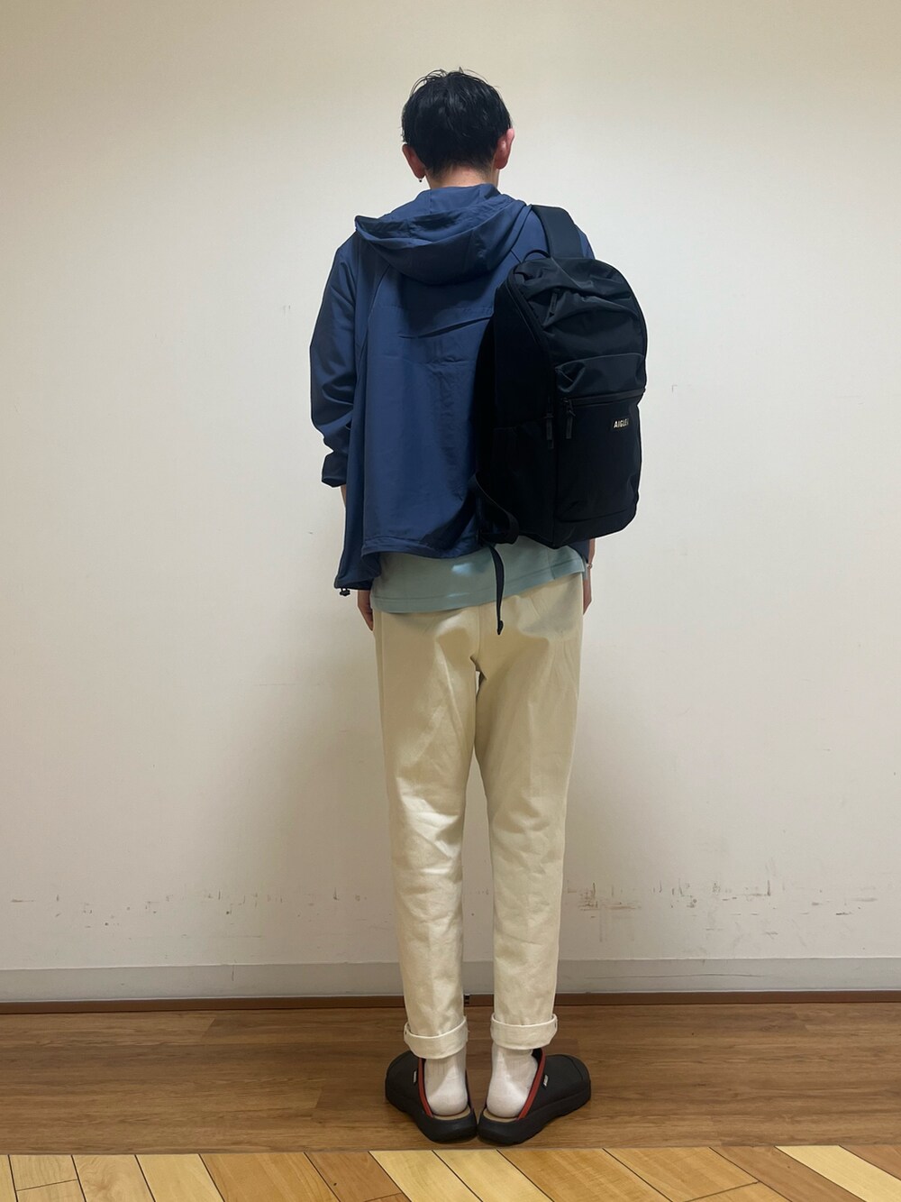 「AIGLEの吸水速乾 グラフィックロゴプリント 半袖Tシャツ（Tシャツ/カットソー、ブルー系）」を使った、Yoshiさん（メンズ・181cm）の春コーディネートの4枚目の写真