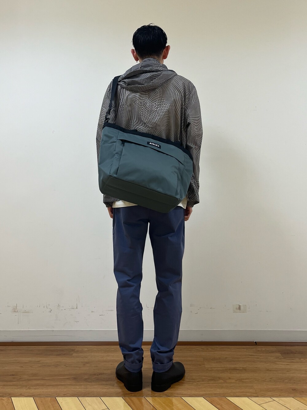 「AIGLEのアイテム（ジャケット/アウター、ブラック系）」を使った、Yoshiさん（メンズ・181cm）の冬コーディネートの3枚目の写真