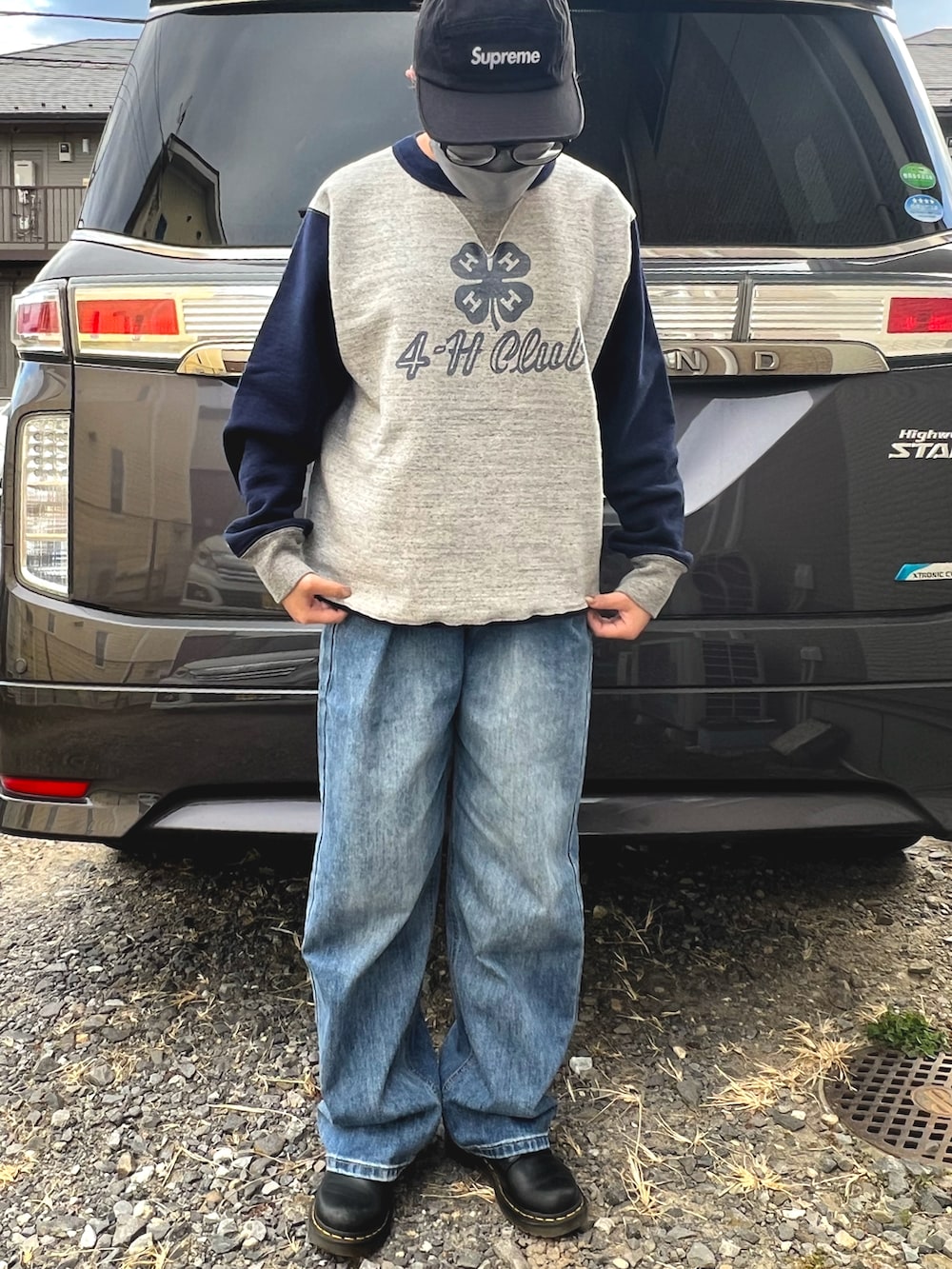 グレー系のスウェット、ブラック系のキャップを着用したレディースの春コーディネートの2枚目の写真